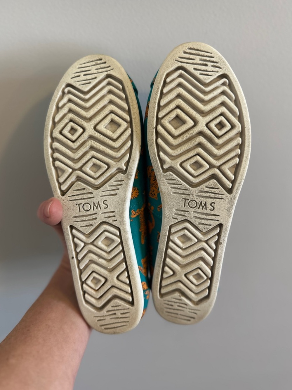 TOMS Classic Alpagatas Slip-On Flats | Deep Teal Tiger Print | size 5.5 - Picture 7 of 7